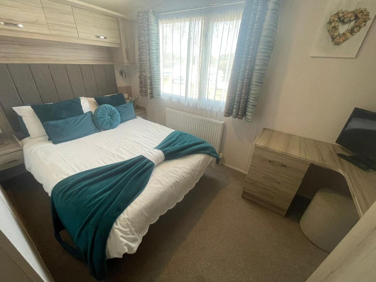 Lakeside Retreat 3 With Hot Tub, Private Fishing Peg Situated At Tattershall Lakes Country Park Luaran gambar