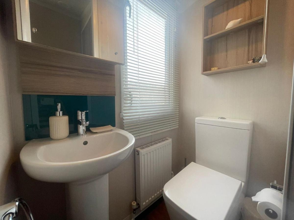 Lakeside Retreat 3 With Hot Tub, Private Fishing Peg Situated At Tattershall Lakes Country Park Luaran gambar