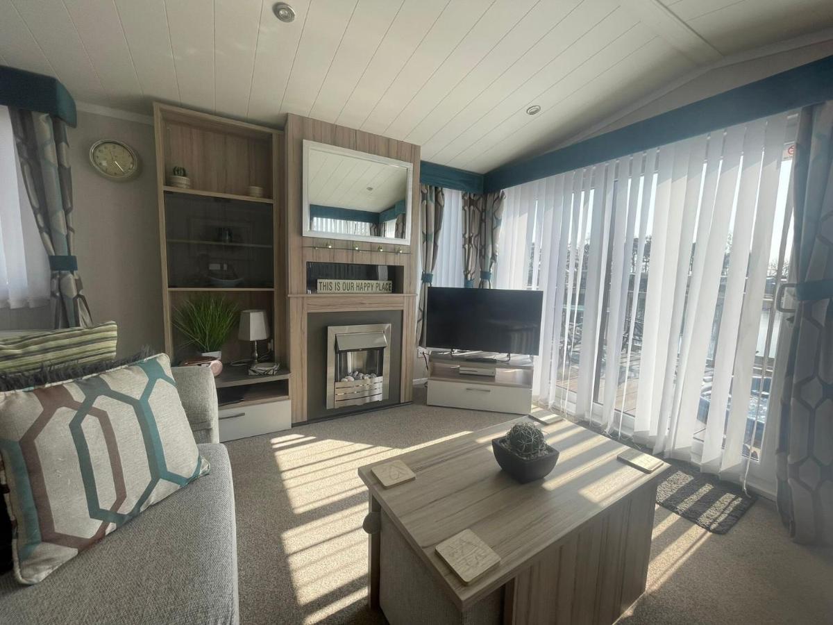Lakeside Retreat 3 With Hot Tub, Private Fishing Peg Situated At Tattershall Lakes Country Park Luaran gambar