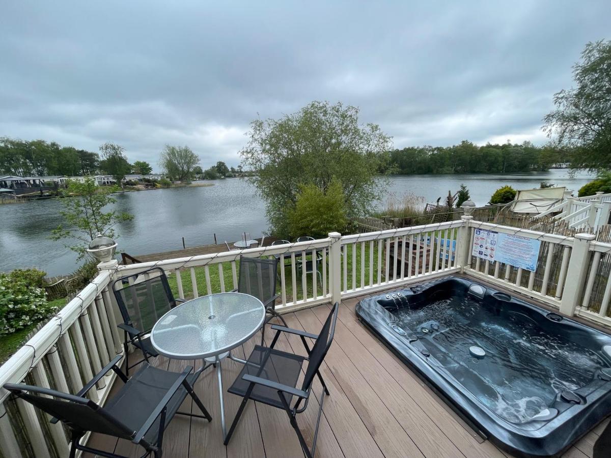 Lakeside Retreat 3 With Hot Tub, Private Fishing Peg Situated At Tattershall Lakes Country Park Luaran gambar