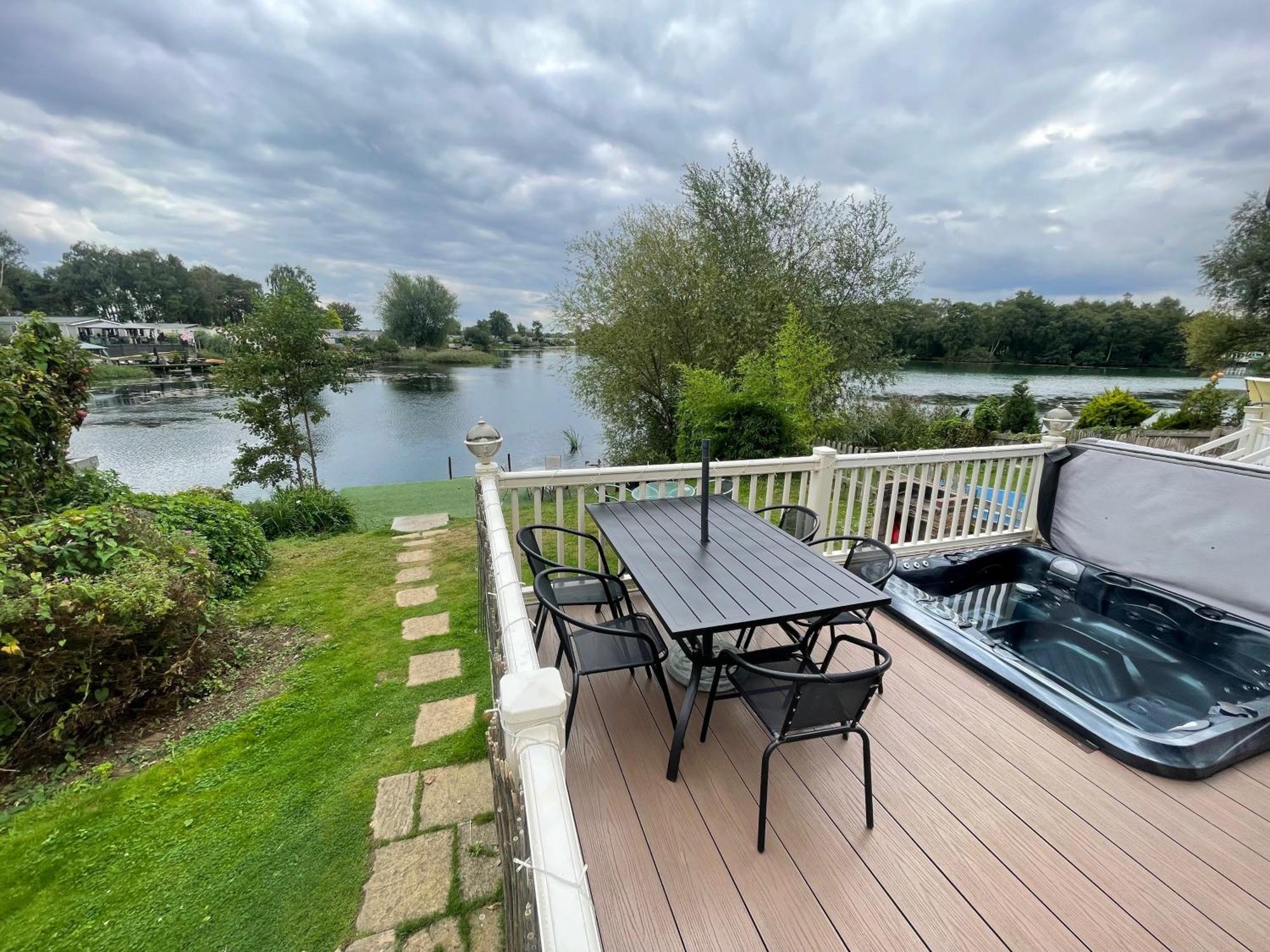 Lakeside Retreat 3 With Hot Tub, Private Fishing Peg Situated At Tattershall Lakes Country Park Luaran gambar