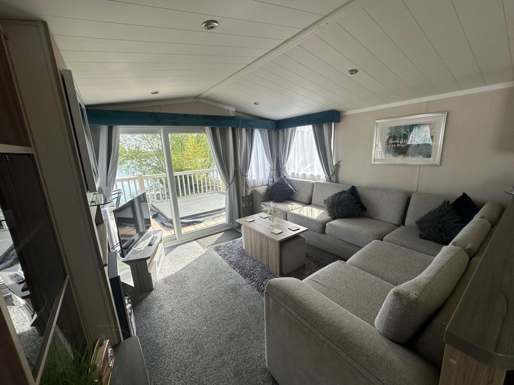 Lakeside Retreat 3 With Hot Tub, Private Fishing Peg Situated At Tattershall Lakes Country Park Luaran gambar